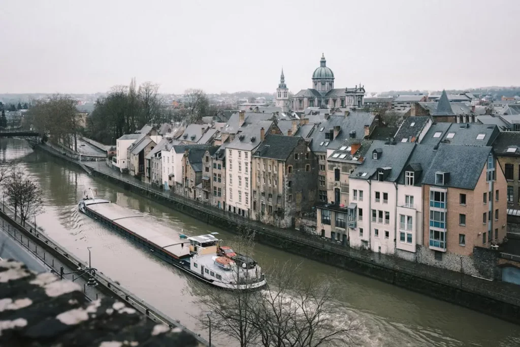 paysage urbain hiver avec rivière et bâtiments
