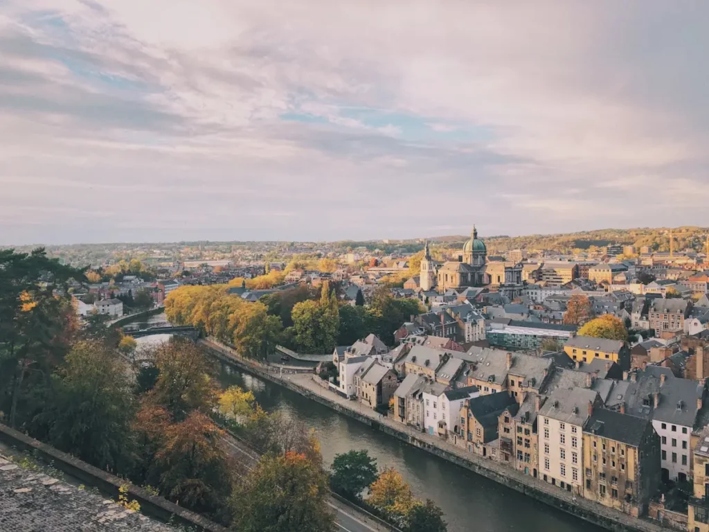 vue panoramique d'une ville avec rivière