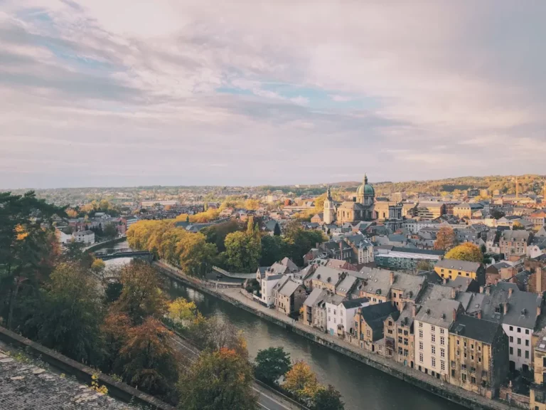 vue panoramique d'une ville avec rivière