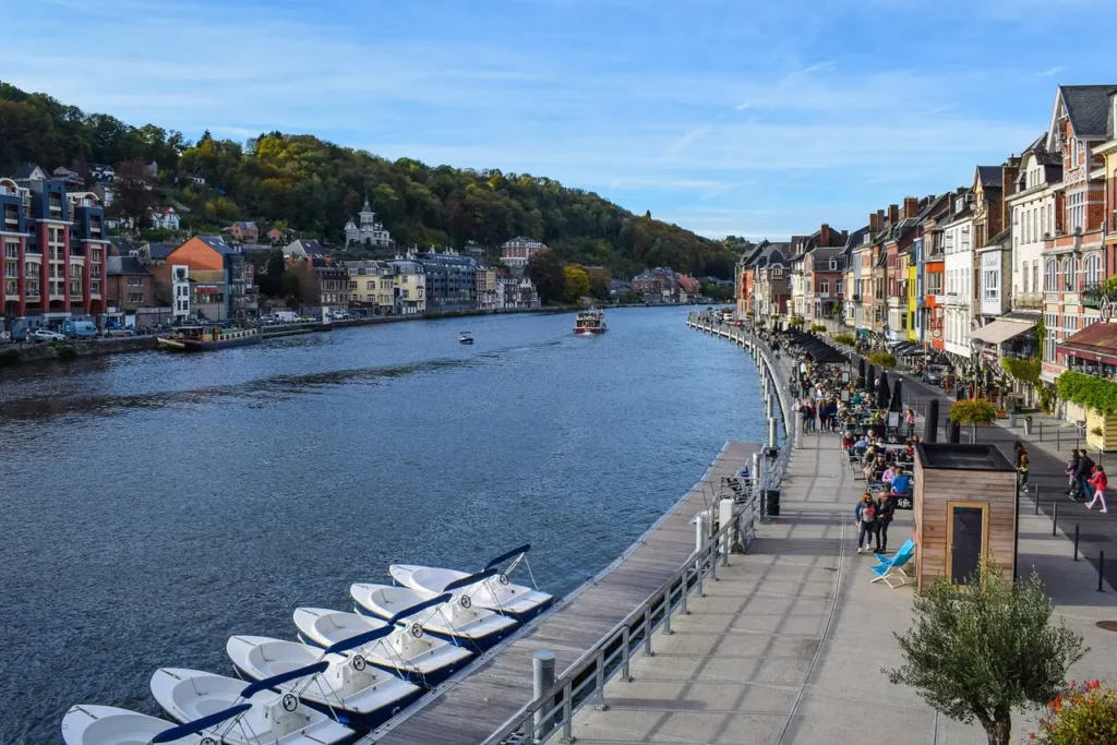 Paysage urbain à Dinant avec rivière et bateaux