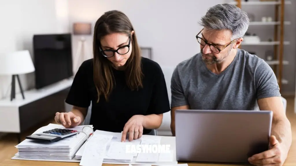 Les étapes pour acheter un bien immobilier en Belgique 1 Couple entrain de calculer son budget d'achat pour une maison