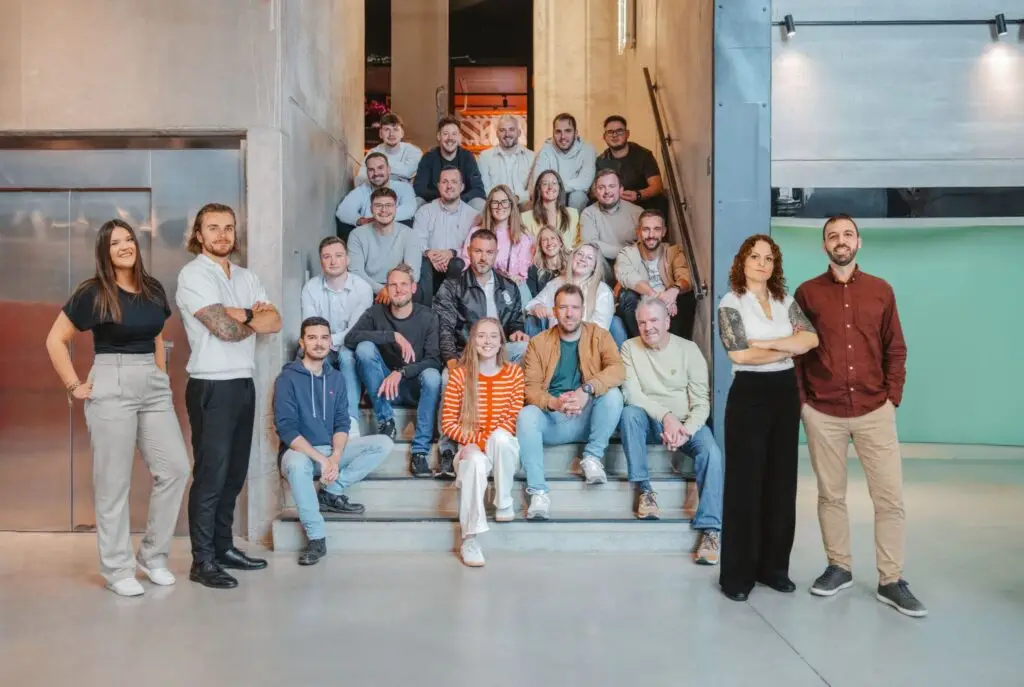 Equipe complète EASYHOME L'équipe Easyhome Belgique réunie dans ses bureaux